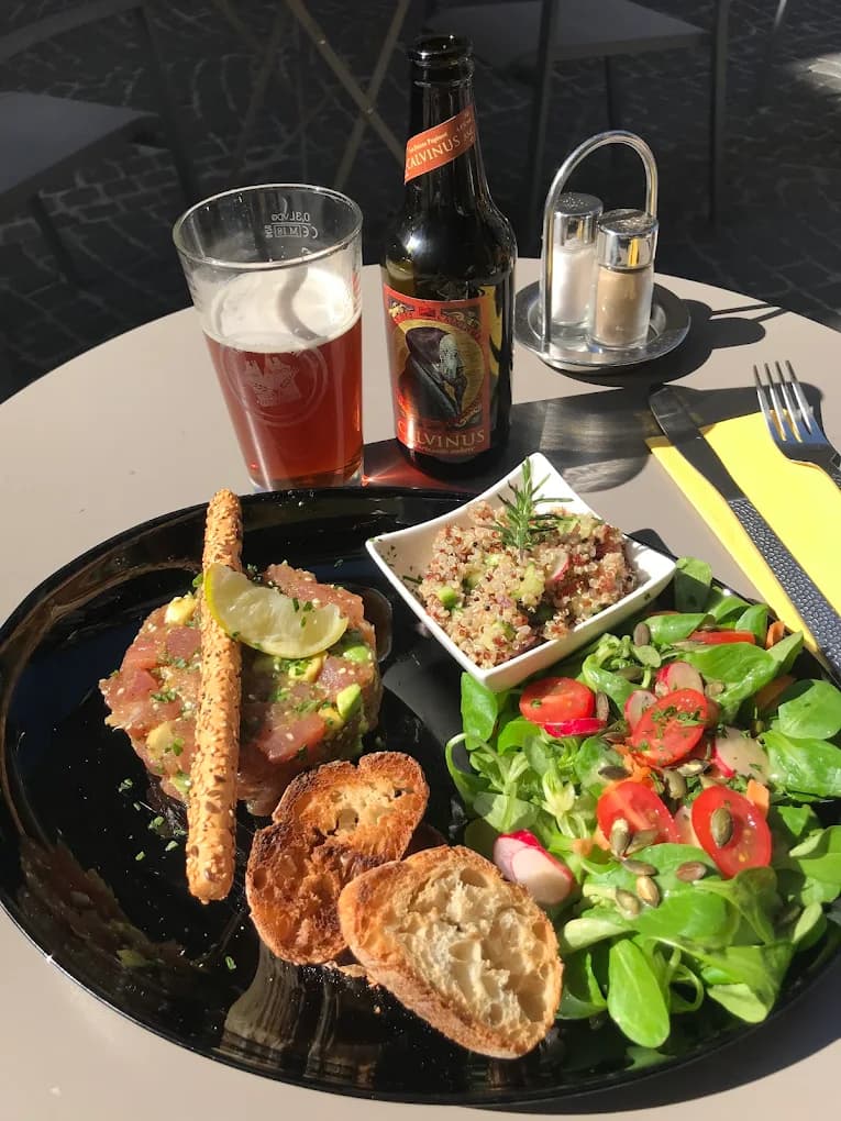 Tartare de thon, quinoa et salade servis avec une bière locale en terrasse au Studio Café